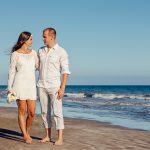 couple marche sur la plage